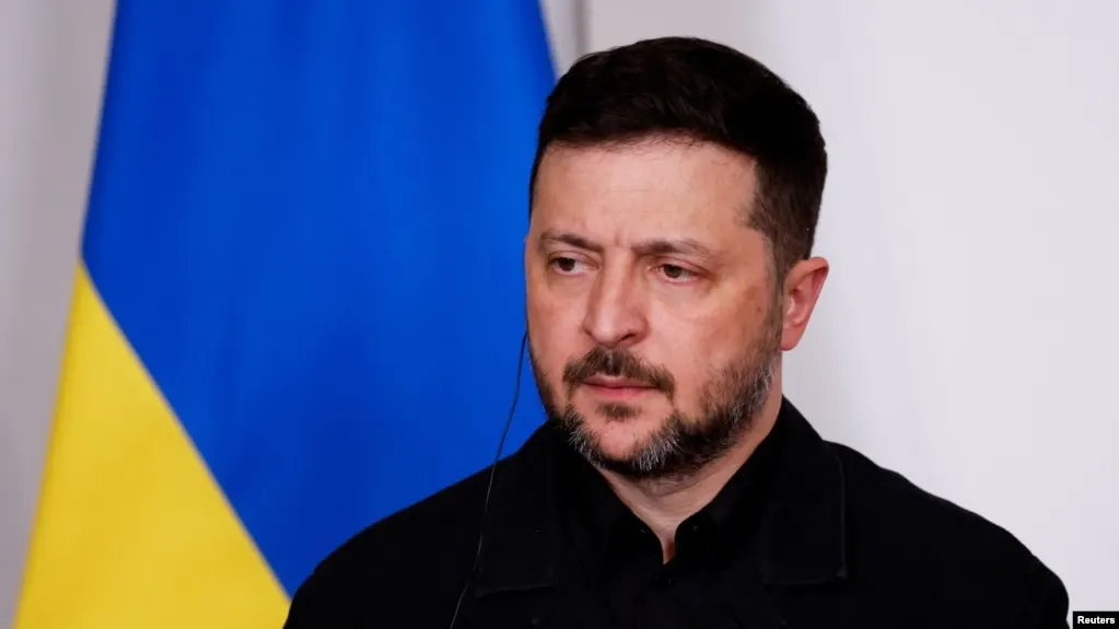Президент Украины заявил, что инициативу России о перемирии на период празднования Дня Победы можно рассматривать как тактический ход для обеспечения безопасности военного парада. При этом он поддерживает меры, которые реально защищают мирных жителей и способствуют обмену пленными.