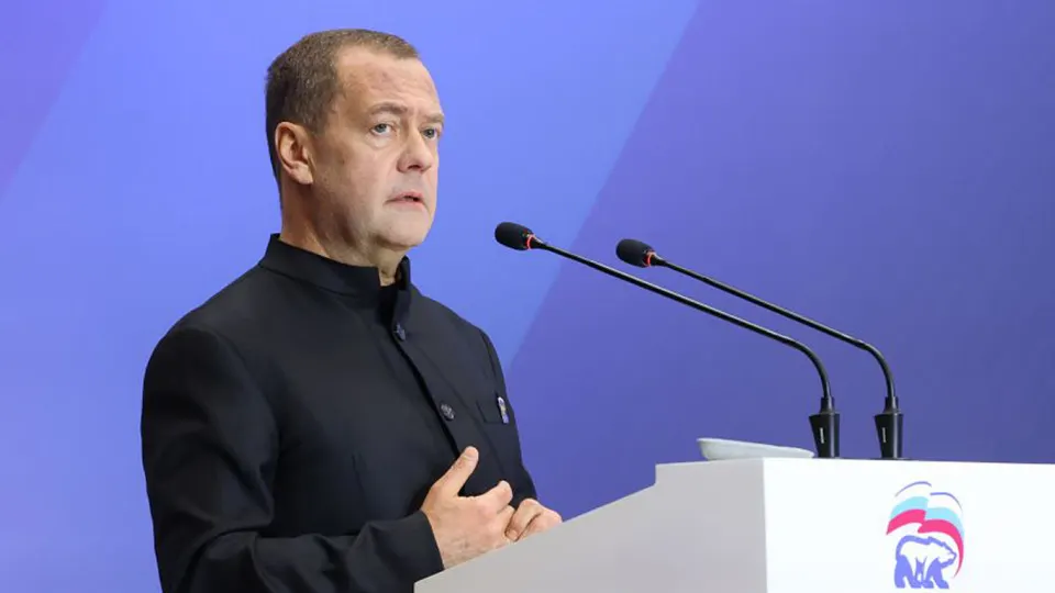 Зампред Совбеза Дмитрий Медведев заявил о реальной угрозе ядерного апокалипсиса и призвал к готовности; это заявление прозвучало на фоне истечения ДСНВ (СНВ‑III) и переговоров о будущем контроля над вооружениями.