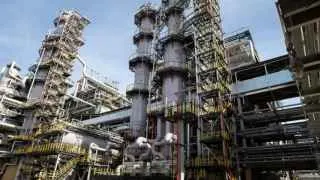 Сызранский нефтеперерабатывающий завод временно приостановил переработку нефти из‑за повреждений оборудования при атаке БПЛА; власти усиливают контроль за производством и ценами на топливо.