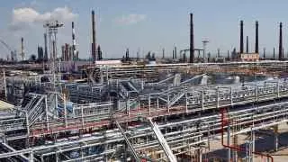 Новокуйбышевский и Туапсинский нефтеперерабатывающие заводы приостановили переработку нефти из‑за атак беспилотников, ранее удары уже выводили из строя крупные НПЗ в Нижегородской, Саратовской и Ленинградской областях.