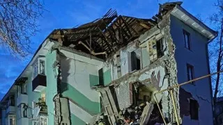В Сызрани в результате удара украинского беспилотника по жилой многоэтажке частично обрушился подъезд, из-под завалов спасены дети и взрослые; массированная атака дронов затронула сразу несколько регионов и привела к ограничениям в работе аэропортов.