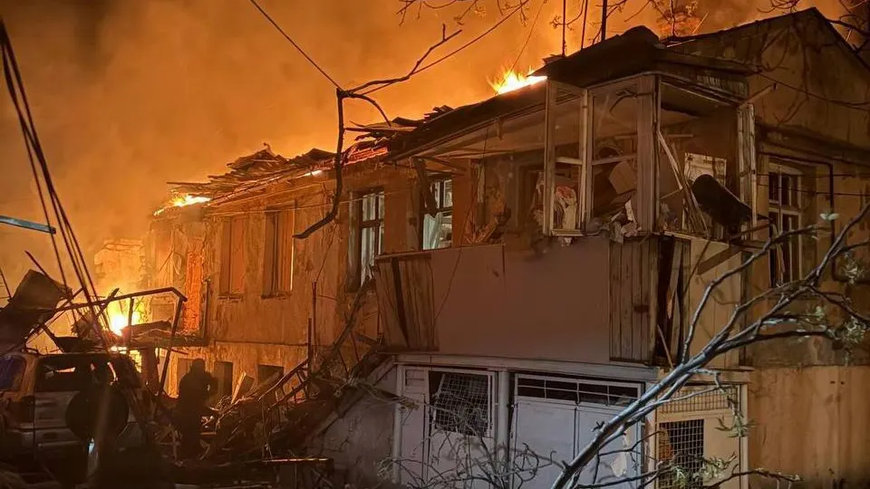 В Одессе в ночь на 24 апреля в результате массированной атаки российских беспилотников были разрушены жилые дома, погибли по меньшей мере два человека, десятки получили ранения. Удары по гражданской инфраструктуре ранее были нанесены также по Днепру, Сумам и другим городам Украины.