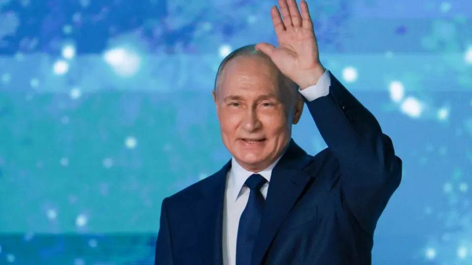 Президент Владимир Путин заявил, что во время ограничений доступа к интернету россиянам должны оставаться доступными жизненно важные онлайн‑сервисы, включая Госуслуги, платежные системы и запись к врачу.