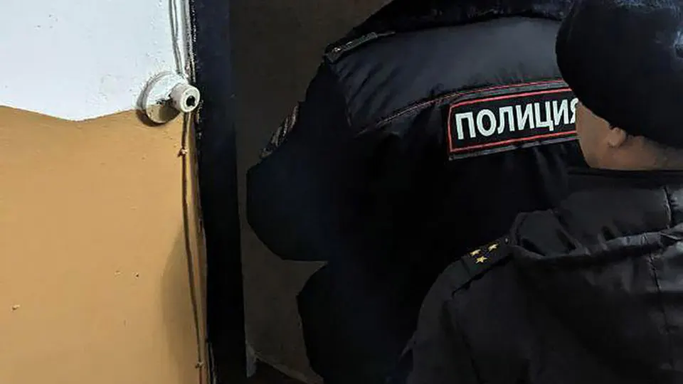 Двое молодых людей помещали у дверей квартир троих сотрудников Роскомнадзора молотки со следами бурой жидкости; ФСБ задержала подозреваемых, один из них — несовершеннолетний. Следствие квалифицировало событие как хулиганство. Инцидент произошёл на фоне массовой блокировки Telegram и резкого роста скачиваний VPN.