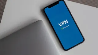 Российские мобильные операторы не успевают к 1 мая настроить биллинговые системы под взимание платы за международный VPN‑трафик и добиваются переноса сроков до осени.