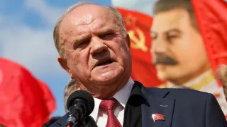 Лидер КПРФ Геннадий Зюганов на заседании Госдумы заявил, что из‑за «провала экономики до дна» Россия рискует столкнуться с потрясениями, сравнимыми с 1917 годом, и посетовал, что власти прислушались к обращению блогера Виктории Бони к президенту, хотя коммунисты давно поднимали те же проблемы.