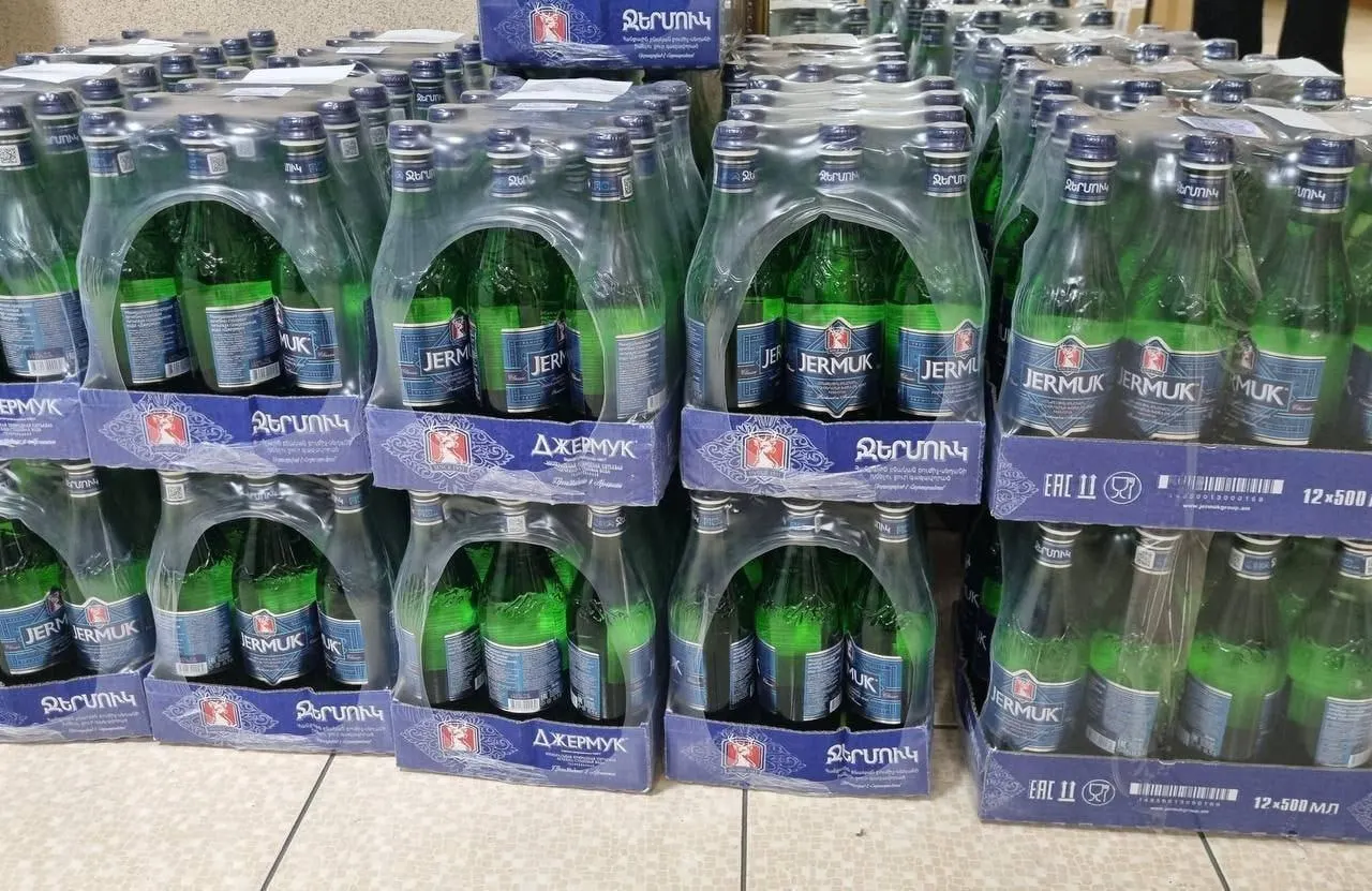 Роспотребнадзор запретил продажу и отгрузку партий воды «Джермук» из Армении — под ограничение попали минеральная, питьевая и газированная вода в бутылках объёмом 0,33–1,5 л.
