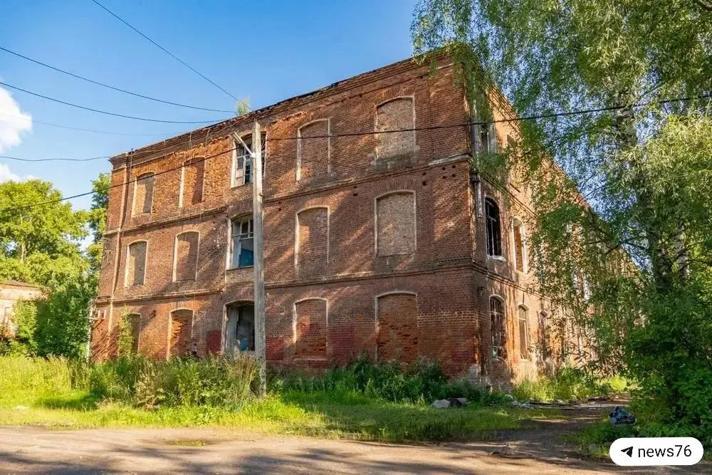Кирпичное здание на улице 1905 года, 5 — памятник XIX века в состоянии руин. Для участия в аукционе потребуется задаток 29 610 000 рублей; объект нуждается в реставрации.