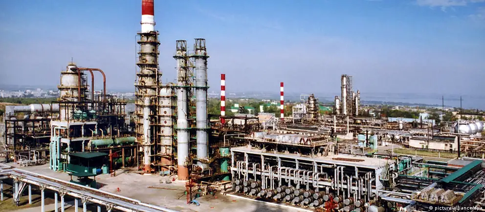 Ночью 21 мая Сызрань подверглась удару беспилотников: на Сызранском нефтеперерабатывающем заводе возник сильный пожар. Двое жителей погибли, есть раненые; в городе отменили массовые мероприятия. Инцидент стал частью серии ударов по НПЗ в центральной России, повлиявших на переработку топлива.