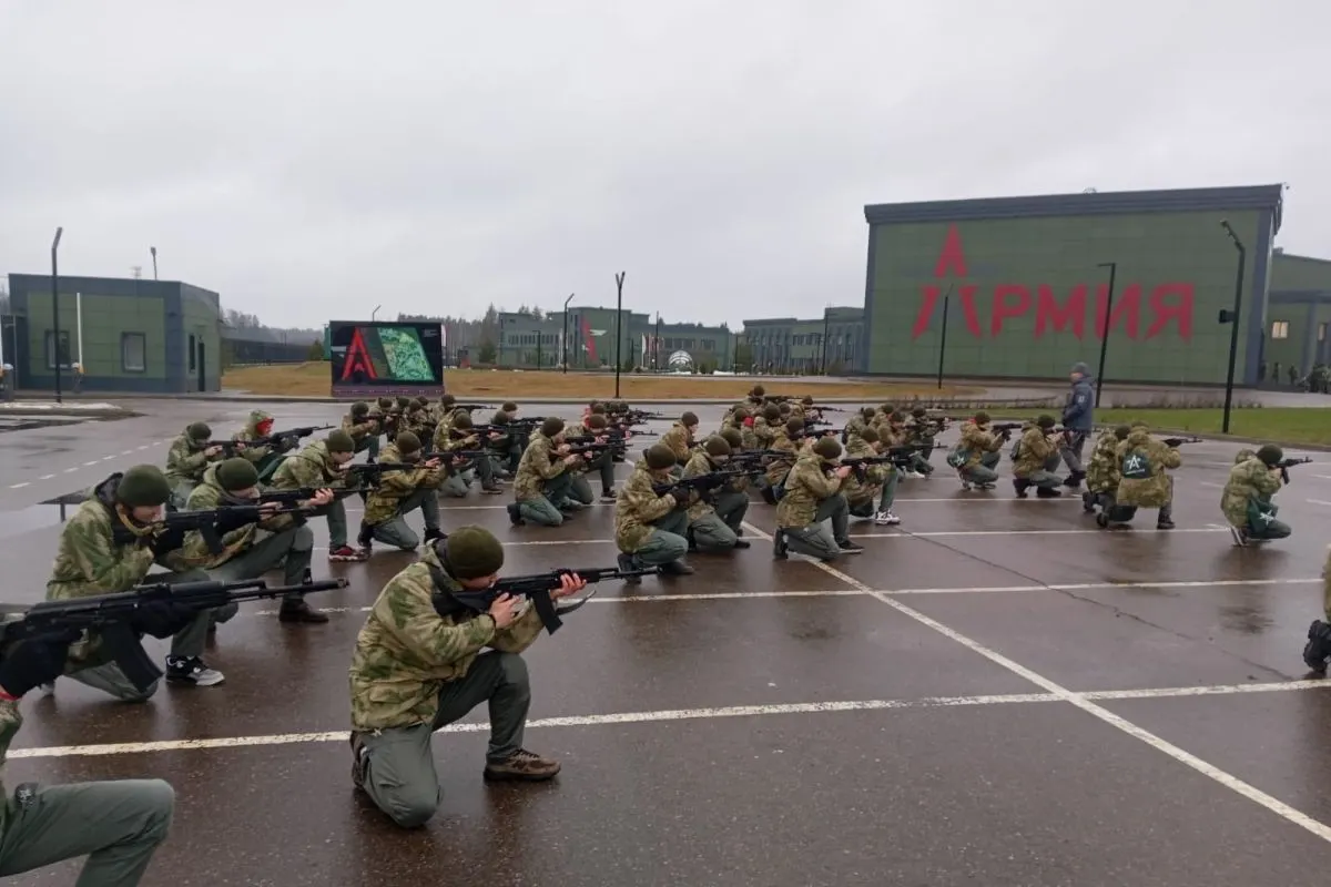 За пять лет на создание и содержание центров, где проходят обязательные военные сборы школьников, из бюджета направлено не менее 50 млрд рублей; значительная часть средств ушла на центры «Авангард» и сеть «Воин».