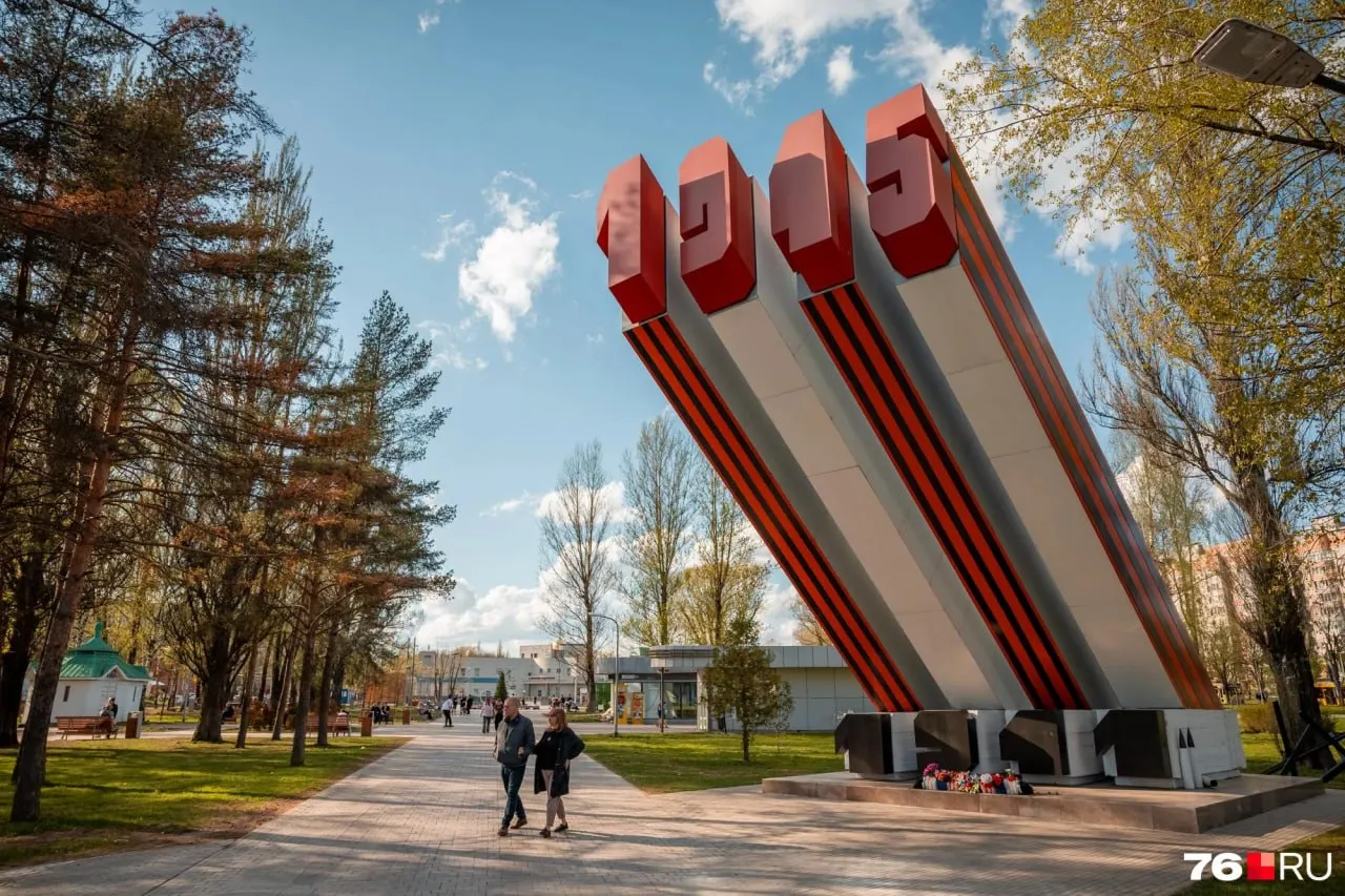 Два года после ремонта парк встречает посетителей перекопанными газонами и неухоженными участками. Власти ищут подрядчика для восстановления травяного покрытия.