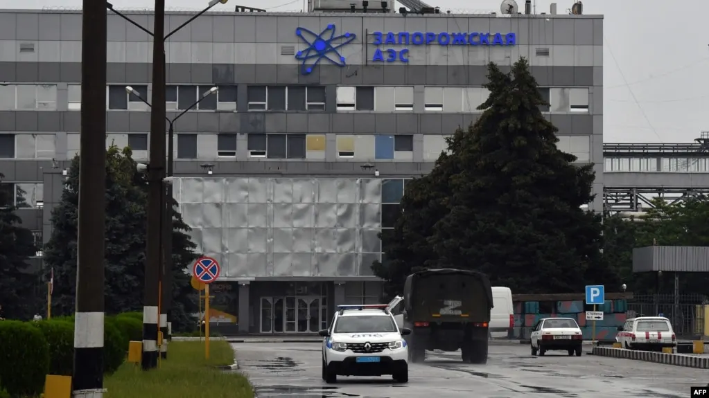 Эксперты МАГАТЭ осмотрели повреждения на шестом энергоблоке Запорожской АЭС. Ранее на станции заявляли об атаке беспилотника, а также о новом ударе по транспортному цеху.