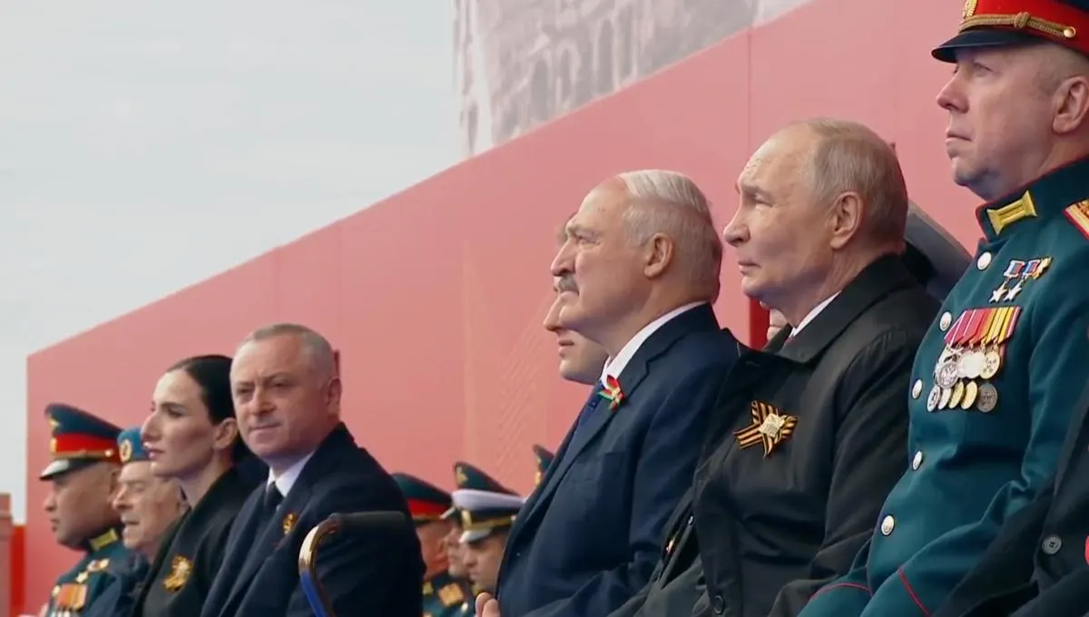 На параде Победы в Москве рядом с президентом на трибуне впервые разместили участника «специальной военной операции» наравне с ветераном Великой Отечественной войны. В выступлении президент назвал День Победы «священным», связав подвиг прошлого с нынешними задачами вооружённых сил и вкладом всего общества.