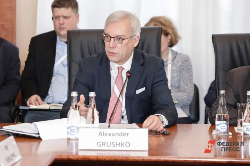 Замминистра иностранных дел Александр Грушко заявил, что попытки НАТО блокировать или применить силу против Калининградской области приведут к серьёзным последствиям для альянса; он также отметил рост военной активности в Балтийском море и назвал риск захвата региона нулевым.