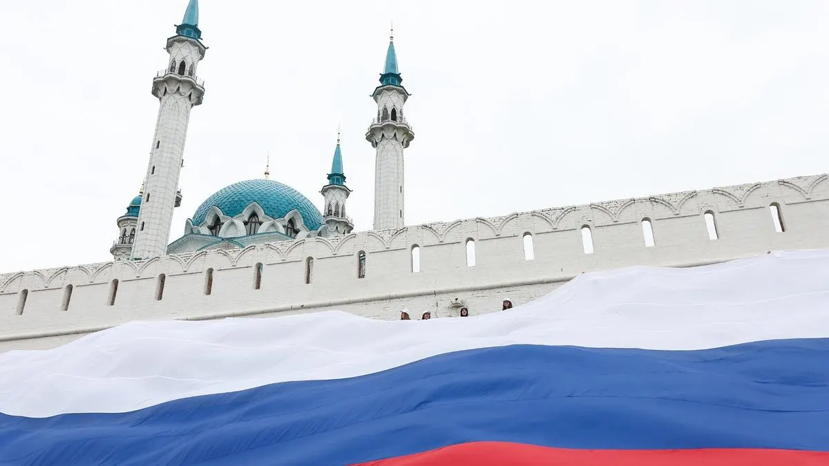 Проект поправок в КоАП вводит новые составы «преступлений против интересов РФ», предполагает арест российского имущества релокантов и был инициирован Госсоветом Татарстана; первое чтение прошло в мае 2025 года.