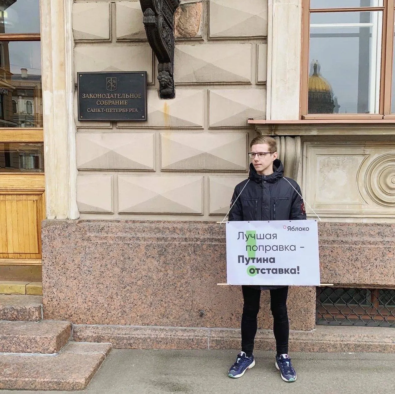 Вадима Ваганова объявили в федеральный розыск; точная уголовная статья пока не названа. Ранее Минюст внёс его в реестр «иностранных агентов», а также называл участником «Международного движения ЛГБТ». На него оформлены несколько административных штрафов.
