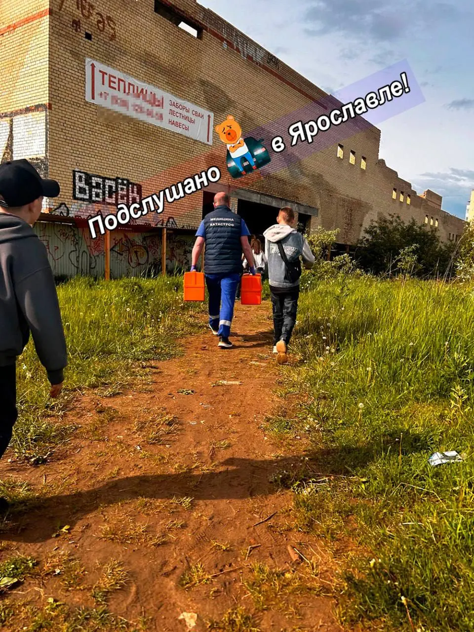 Ребёнка с травмами доставили в больницу; обращение в полицию поступило в 15:46. Обстоятельства падения уточняют сотрудники правоохранительных органов и медики.