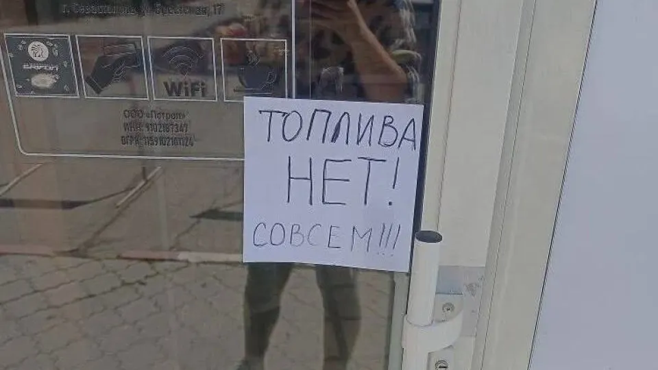 С 31 мая в Крыму вводят талонную систему на бензин АИ‑95 и ограничивают розничную продажу АИ‑92 до 20 литров на одно транспортное средство. Дефицит топлива связывают с ударами по нефтеперерабатывающим мощностям и нарушениями логистики.