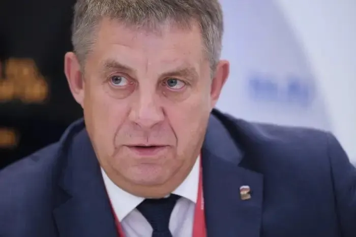 После отставки губернатора Брянской области Александру Богомазу может быть предложен мандат депутата Государственной Думы — возможно, на место одного из недавно ушедших депутатов. Отставки нескольких приграничных губернаторов происходят на фоне расследований, связанных со строительством защитных сооружений.