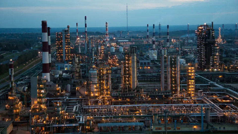 Ночью 22 мая беспилотники поразили один из крупнейших нефтеперерабатывающих заводов в Ярославле. Власти региона сообщили об отражении атаки; эксперты фиксируют рост ударов по нефтеперерабатывающим предприятиям.