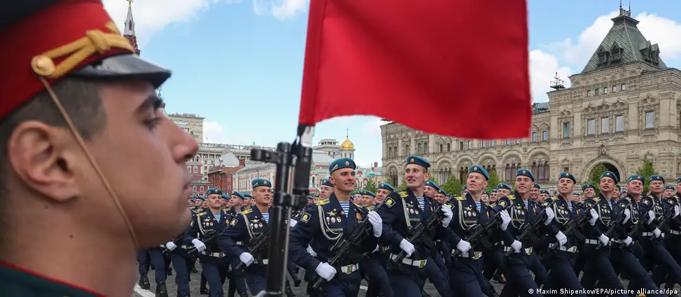 В ряде городов парады и массовые мероприятия к 9 мая либо пройдут в сокращённом виде, либо отменены. Причины — соображения безопасности и перегруженность техники на фронте — а для власти изменение формата имеет символическое и политическое значение.