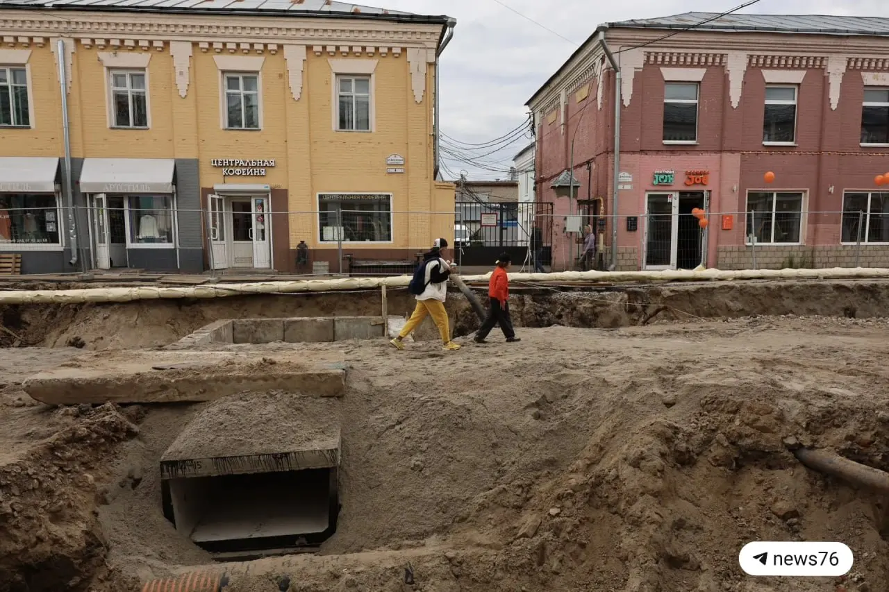 На Депутатской, Нахимсона и в Депутатском переулке идут масштабные работы по обустройству пешеходного центра — временно появились песчаные холмы. Рекомендуется обход по улицам Кирова или новому участку Максимова.