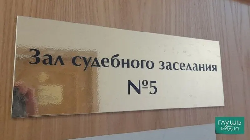 Верховный суд предложил смягчить требование о наличии высшего юридического образования для секретарей судов: ими смогут стать студенты юридических факультетов, чтобы частично компенсировать дефицит кадров на фоне высокой нагрузки и низких зарплат.