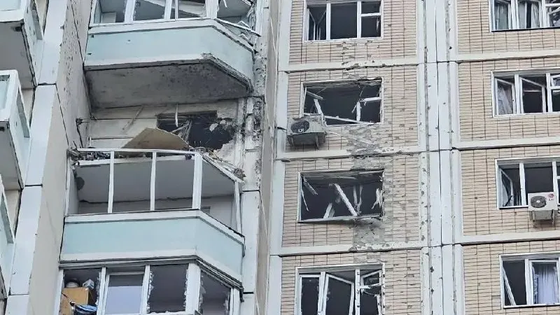 За сутки по разным регионам зафиксировали сотни атак беспилотников: власти сообщают о погибших и раненых, а также о сотнях сбитых устройств.