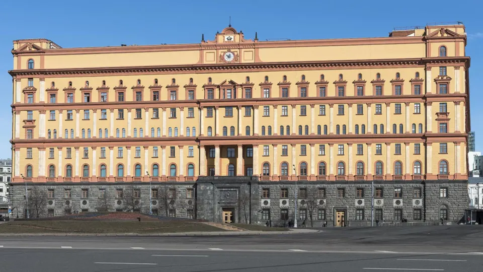 Руководитель Пограничной службы ФСБ заявил, что Финляндия и Эстония вводят инженерные заграждения и ограничения на пересечение границы, что создаёт риски конфликтов и ухудшает ситуацию на западных рубежах России. В ответ Москва готовится к разным сценариям и принимает соответствующие меры.