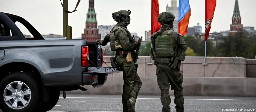 Власти отменили приглашения иностранным СМИ на парад в Москве; торжества пройдут в сокращённом формате на фоне угроз и недавних атак беспилотников.