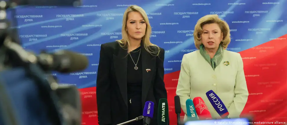 Яна Лантратова сменила Татьяну Москалькову на посту уполномоченного по правам человека. Новая омбудсменка пообещала сосредоточиться на помощи участникам СВО и уязвимым группам, но правозащитники настроены скептически.