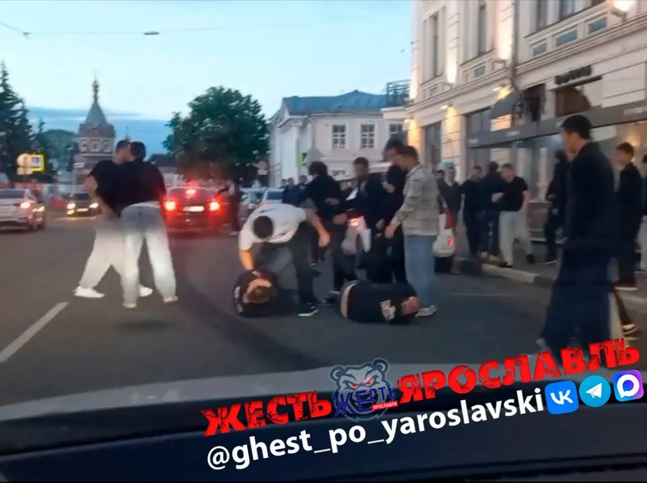 Около 03:00 31 мая в центре Ярославля произошла массовая драка, в результате которой двое горожан получили избиения; полиция изучает материалы по инциденту.
