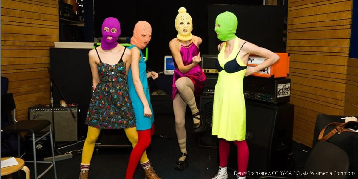 Росфинмониторинг включил Pussy Riot в перечень «террористов и экстремистов». Ранее московские суды признали коллектив экстремистским и заочно приговорили участниц к срокам по делу о «фейках о ВС РФ».