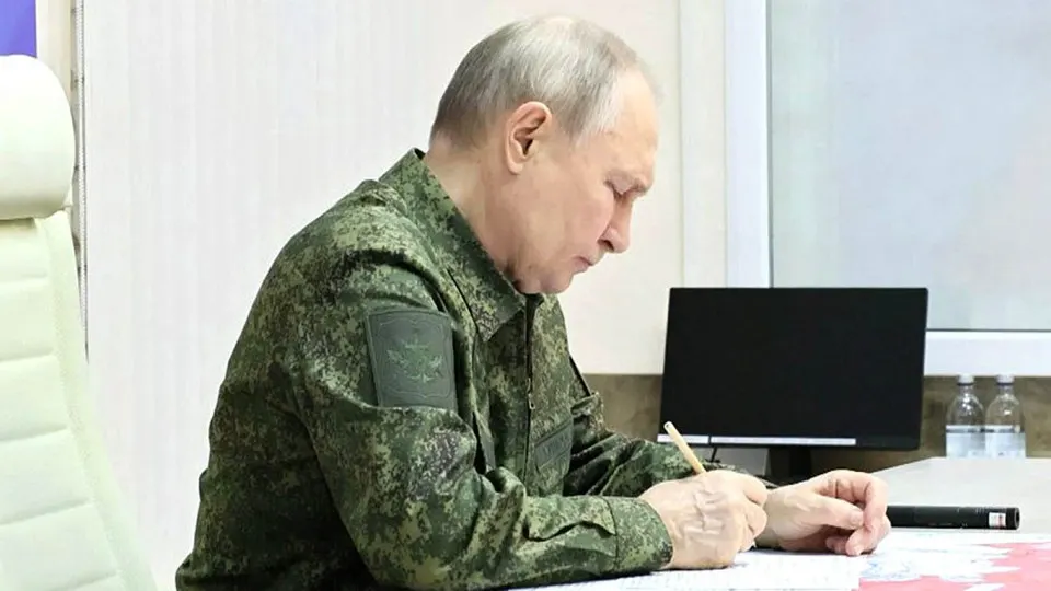 Европейские аналитики отмечают, что Москва, застрявшая в Украине и усилившая репрессивную риторику, может использовать новое законодательное основание для операций за рубежом. В числе возможных шагов — локальные операции или удары дронами по странам Балтии в попытке подорвать единство НАТО.