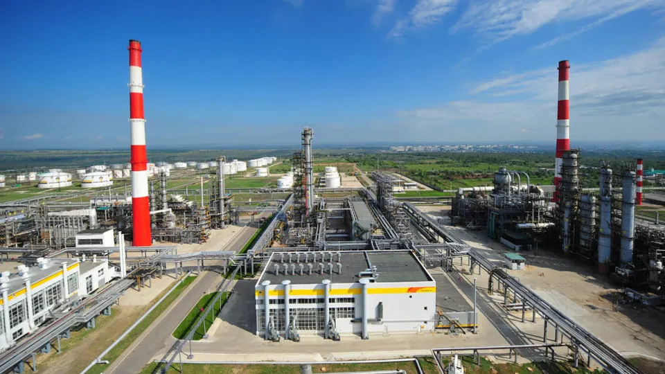 В апреле производство кокса и нефтепродуктов в РФ сократилось на 12,3% к марту и на 9,2% в годовом выражении. Удары по НПЗ и портам снизили переработку и экспортные мощности, что затрудняет восстановление экономики.