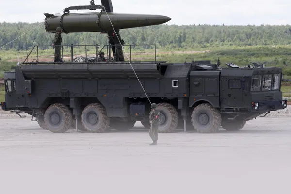 Минобороны России сообщило, что в рамках ядерных учений военные доставили боеприпасы в полевые пункты ракетной бригады в Беларуси, снарядили комплексы «Искандер‑М» и скрытно выдвинулись в район для подготовки пусков.