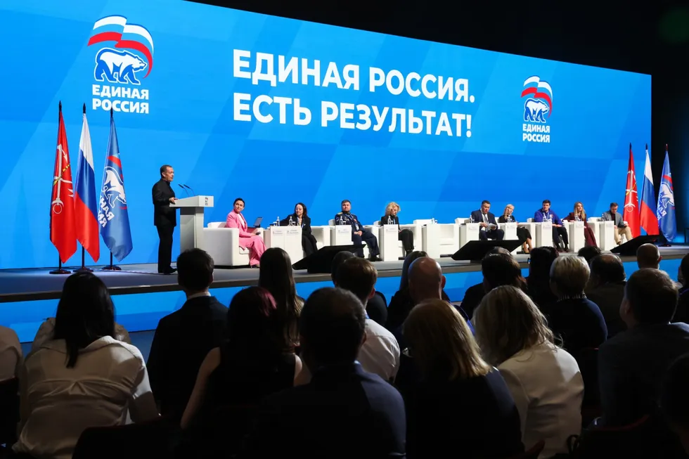 Политический блок администрации президента и руководство «Единой России» попросили государственные и лояльные СМИ избегать слова «запрет» в заголовках и материалах, предлагая менять формулировки и освещать позитивные инициативы партии.