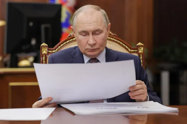 По данным европейских разведслужб, из‑за риска покушения ФСО ввела комплекс мер по защите президента и его окружения — от переезда в укреплённые укрытия до ужесточения проверок персонала.