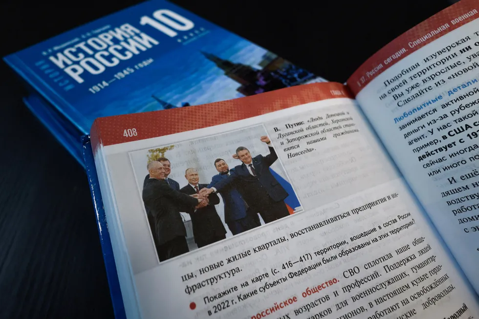 Новые учебники истории для средней школы, выпущенные в 2025 году, содержат целенаправленные приемы — от анахронизмов до умаления неудобных фактов — которые формируют у школьников одностороннюю, политически выверенную картину прошлого.