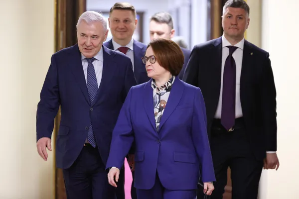 Чиновники и банкиры обсуждают три кандидатуры — Максима Орешкина, Петра Фрадкова и Андрея Костина. Окончательное решение принимает президент, сама Набиуллина, по словам знакомых, рассчитывает отработать срок.