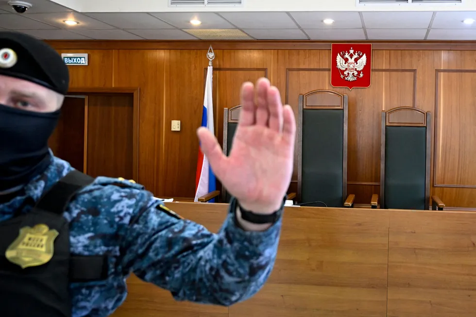 Судебный департамент при Верховном суде закрыл доступ к статистике с 2005 года. Эти данные были ключевыми для оценки репрессий, судебной практики и отправки обвиняемых на войну — объясняем, что утрачено и какие есть альтернативы.