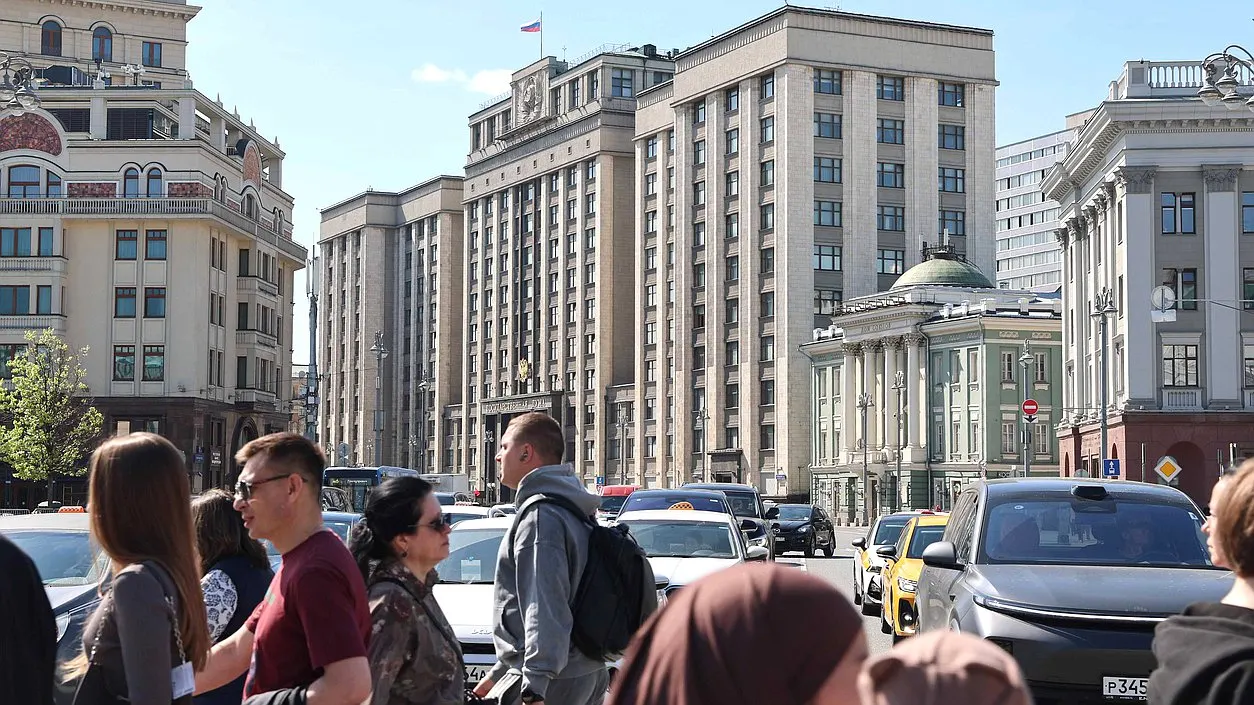 26 мая депутаты приняли поправки, допускающие рассмотрение административных дел в отсутствие обвиняемого и наложение ареста на имущество эмигрантов в качестве обеспечительной меры. Закон должен вступить в силу 1 сентября 2026 года.