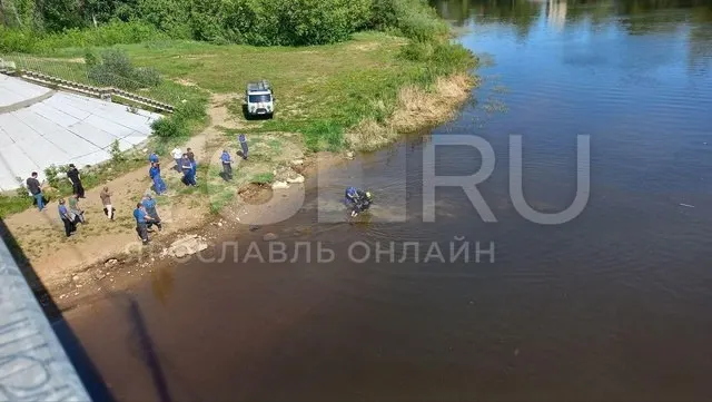 В Ярославле рядом с Комсомольским мостом в реке Которосль обнаружили тело человека. На месте работали спасатели и полиция; по предварительным данным, это утонувший.