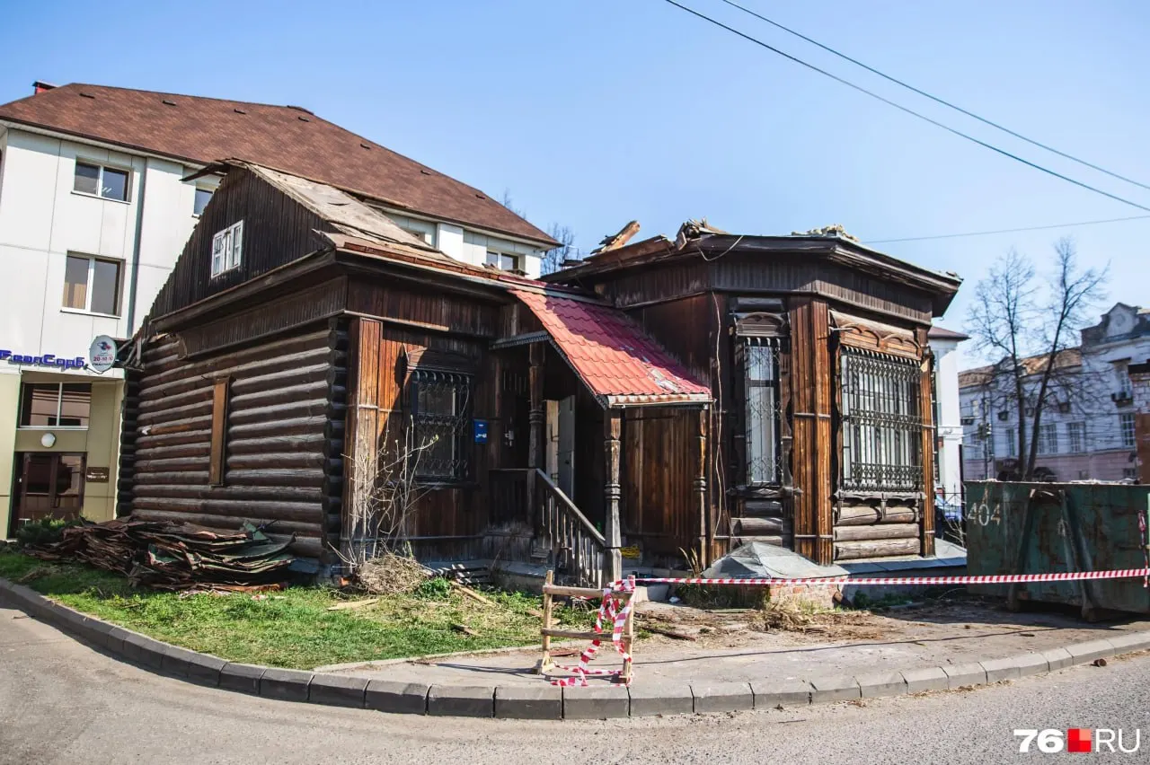 На Пятницкой улице огорожен участок, где планируется пятиэтажный офисный центр. Ранее на этом месте стоял деревянный дом 1917 года, который разобрали весной 2023 года.