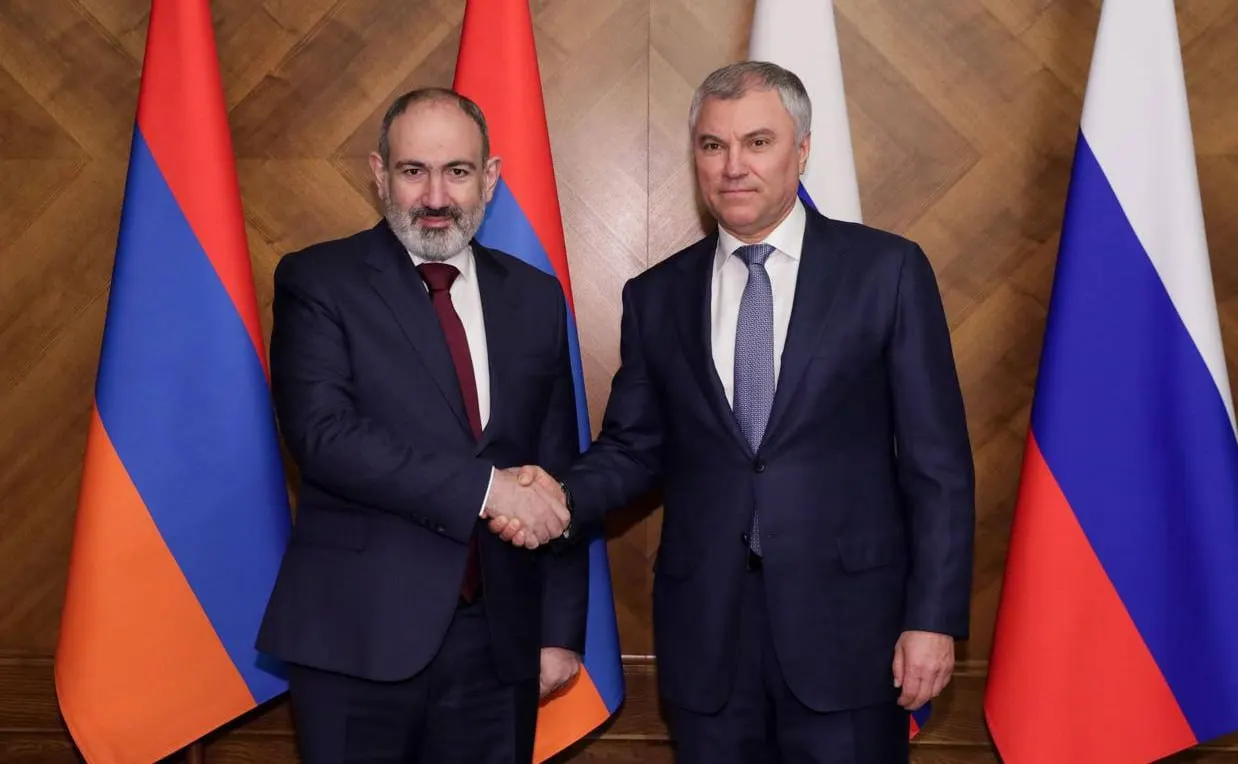 Председатель Госдумы заявил, что армянское руководство использует экономические выгоды от сотрудничества с Россией, одновременно сближаясь с европейскими структурами и принимая решения, которые якобы противоречат интересам РФ.