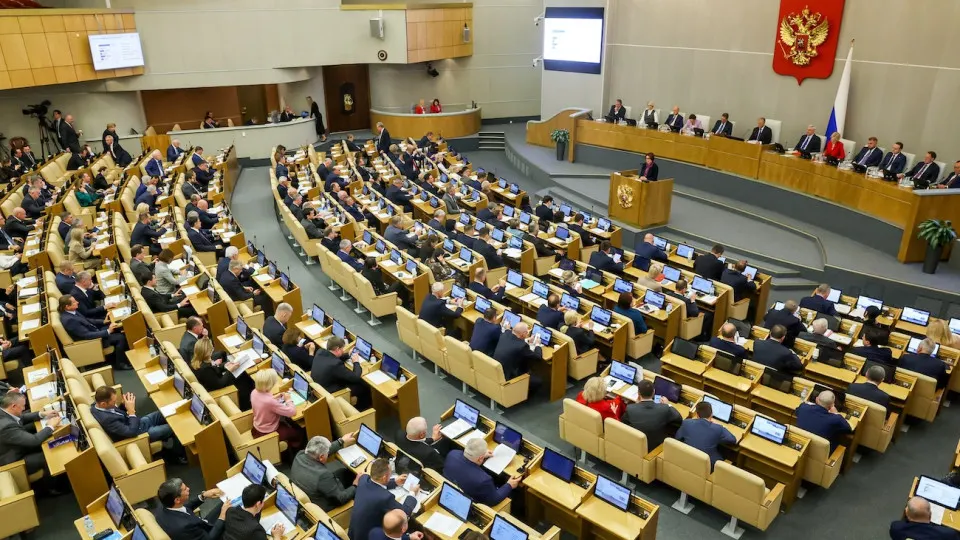 Комитет Госдумы поддержал поправку, которая позволяет арестовывать имущество россиян, уехавших за границу и осуждённых по политическим статьям, независимо от суммы наложенного штрафа; дела будут рассматриваться заочно, решения вступают в силу немедленно.