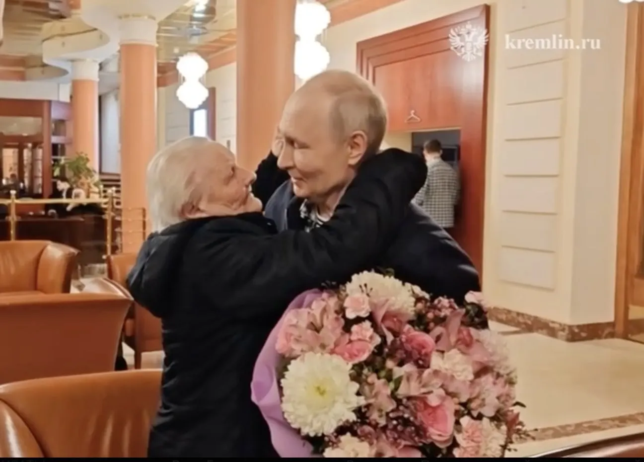 Во время встречи президент и его первая учительница не сдержали эмоций: объятия, поцелуи и слёзы.