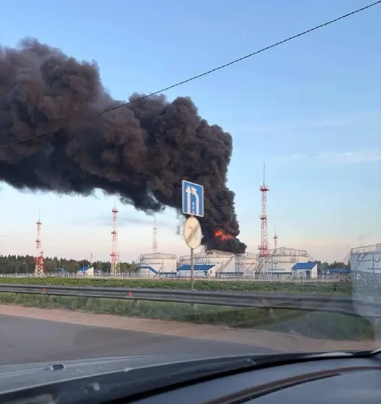 Ночью и утром беспилотники нанесли удары по НПЗ, нефтеналивным станциям и технопарку в Москве и Подмосковье. По меньшей мере три погибших, около двенадцати пострадавших, повреждены жилые дома и часть аэропорта.