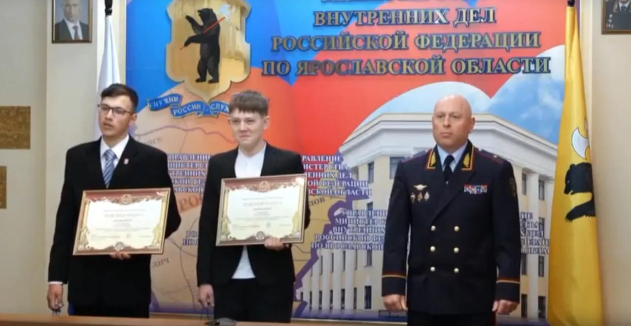 В декабре 2025 года двое подростков заметили у отделения полиции горящие автомобили и девушку с канистрой. Один сообщил в дежурную часть, второй преследовал подозреваемую — ребят отметили почётными грамотами МВД.