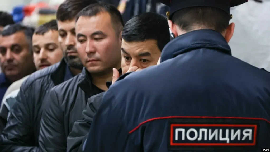 Депутаты поддержали идею внести в Кодекс об административных правонарушениях статьи, предусматривающие административное выдворение иностранцев и лиц без гражданства за участие в несогласованных митингах, дискредитацию ВС, призывы к санкциям и другие нарушения.